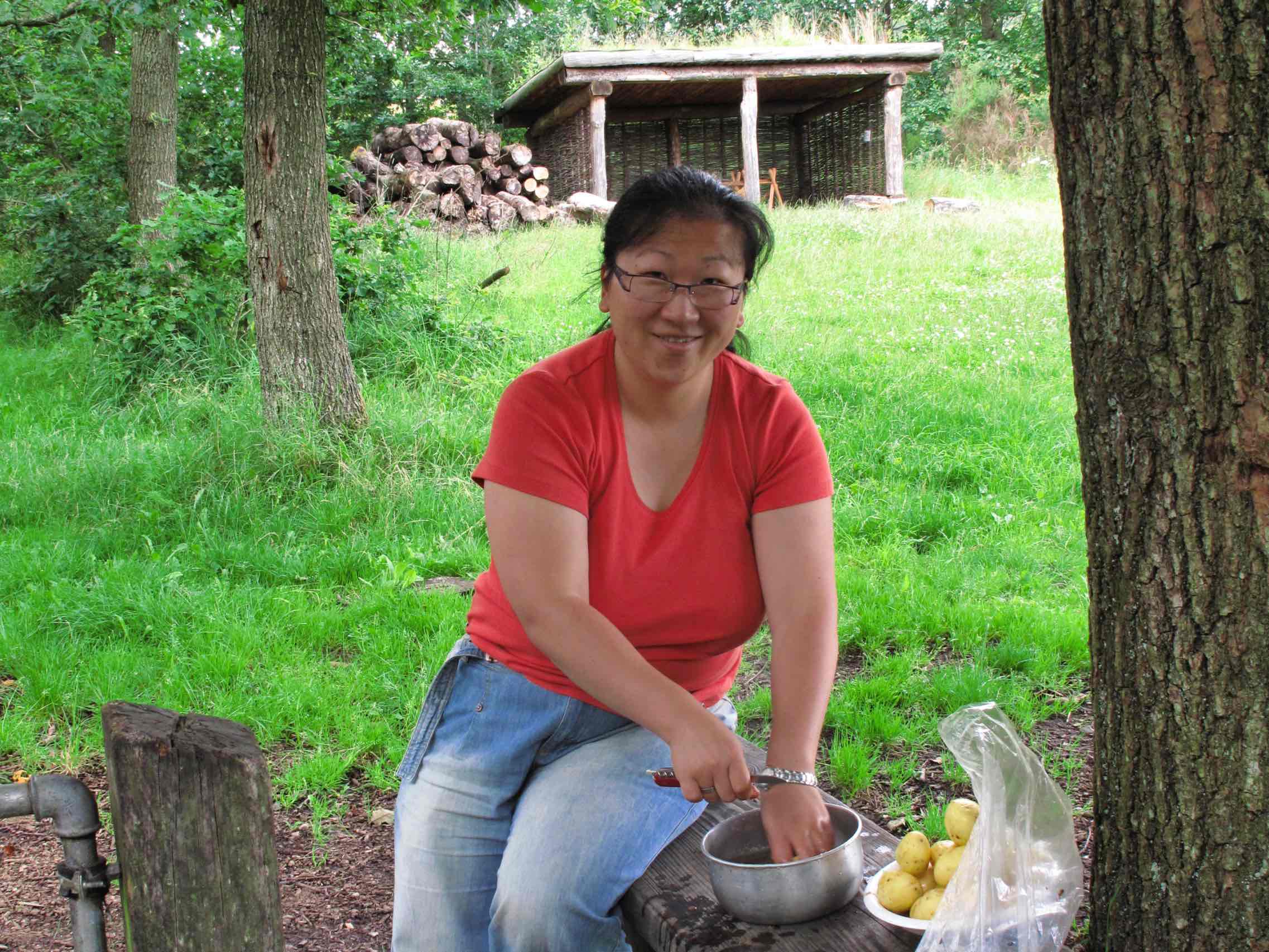 Camilla forbereder laksen